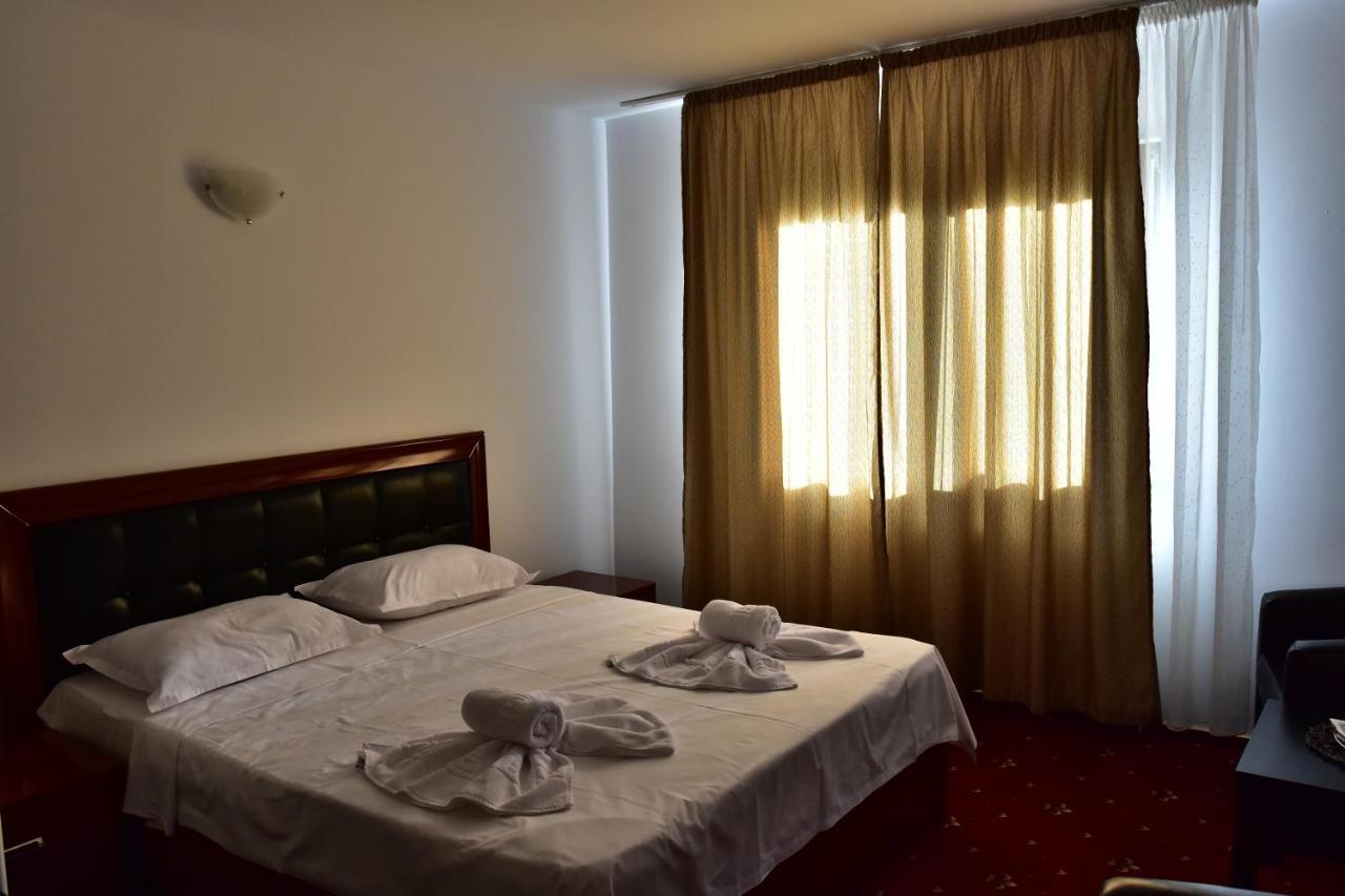 Hotel Ostrov Călimăneşti Εξωτερικό φωτογραφία